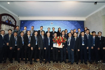 Cục trưởng Thể dục-Thể thao Đặng Hà Việt (bên phải, cà-vạt đỏ) tặng hoa Chủ tịch Liên đoàn Bóng rổ Việt Nam nhiệm kỳ VII Nguyễn Hoàng Bảo.