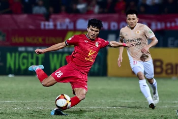 Mặc dù thi đấu trên sân khách, các cầu thủ Hà Tĩnh duy trì lối chơi kỷ luật cao. (Ảnh: TRẦN HẢI)