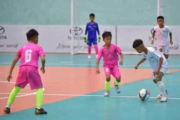 Các cầu thủ U9 Gia Lai (áo hồng) có trận thắng đậm trong ngày ra quân.