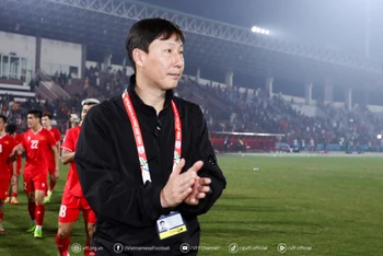 Huấn luyện viên Kim Sang-sik chúc mừng các học trò sau trận thắng Thái Lan với tỷ số 2-1. 