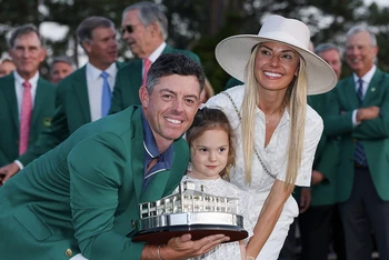 Rory McIlroy cùng vợ và con gái ăn mừng với Cúp vô địch The Masters 2025. (Ảnh: PGA Tour)