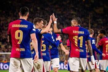 Các cầu thủ Barca ăn mừng khi giành vé đi tiếp. (Ảnh: FC Barcelona)
