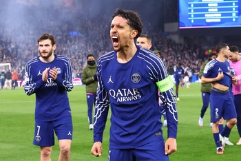 Các cầu thủ PSG ăn mừng khi vẫn thắng tỷ số chung cuộc để đi tiếp. (Ảnh: PSG)