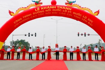 Lãnh đạo tỉnh Yên Bái cắt băng khánh thành công trình. (Ảnh: THANH SƠN)