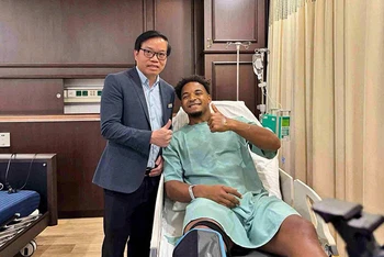 Giáo sư, Tiến sĩ, bác sĩ Trần Trung Dũng chụp ảnh cùng Nguyễn Xuân Son sau ca phẫu thuật chấn thương. (Ảnh: MINH PHONG)