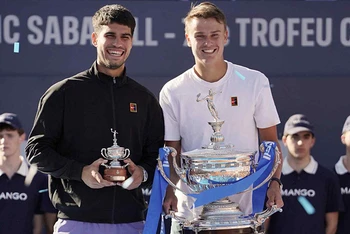 Holger Rune (phải) và Carlos Alcaraz trên bục nhận danh hiệu Barcelona Open. (Ảnh: ATP Tour)