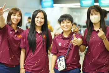 Các cô gái đội tuyển futsal Việt Nam hứng khởi trước giờ khởi hành. (Ảnh: VFF)
