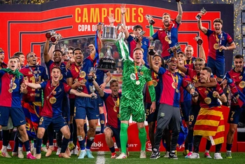 Các cầu thủ Barcelona nâng cao Cúp Nhà vua. (Ảnh: Barca FC)