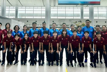 Các thành viên đội tuyển futsal nữ Việt Nam hứng khởi trước giờ khởi hành. (Ảnh: VFF)