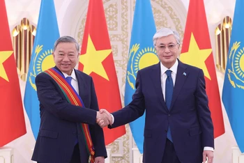 Tổng thống Kassym-Jomart Tokayev trao Huân chương Hữu nghị hạng Nhất của Kazakhstan tặng Tổng Bí thư Tô Lâm. (Ảnh: TTXVN)