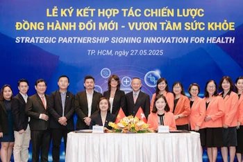 Lễ ký kết hợp tác giữa FPT Long Châu và Novartis Việt Nam.