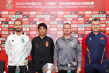 Huấn luyện viên Cristiano Roland (ngoài cùng bên phải) và huấn luyện viên các đội U16 Australia, Trung Quốc và Saudi Arabia. (Ảnh: VFF)