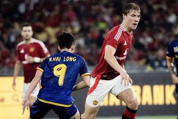 Nguyễn Hai Long đối đầu với cầu thủ Manchester United. (Ảnh: MU)