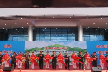 Nghi thức cắt băng khánh thành Trung tâm Công nghệ thông tin và Ngoại ngữ, thuộc Trường Đại học Thông tin liên lạc. (Ảnh: PHONG NGUYÊN)