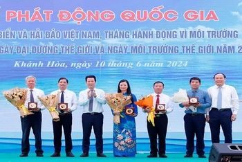 Lãnh đạo Bộ Tài nguyên và Môi trường trao biểu trưng của ngành tài nguyên và môi trường tặng đại diện các đơn vị có đóng góp tích cực trong công tác bảo vệ môi trường.