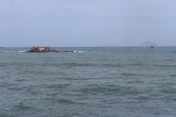 Cửa sông Cái Nha Trang, nơi tàu cá Tấn Tèo bị sóng đánh chìm. (Ảnh: PHONG NGUYÊN)
