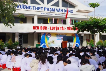 Quang cảnh buổi tuyên truyền biển, đảo tại Trường trung học phổ thông Phạm Văn Đồng. (Ảnh: CTV) 