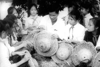 Những ngày ấy, người già, phụ nữ, mấy vạn trẻ em mũ rơm đội đầu rời khỏi thành phố về các làng ven đô và các tỉnh xa, để Hà Nội quyết chiến đấu. Ảnh tư liệu