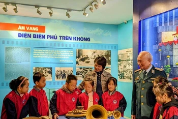 Trung tướng Nguyễn Văn Phiệt trò chuyện với học sinh Trường tiểu học Phương Mai tại Bảo tàng Lịch sử Quân sự Việt Nam. Ảnh: ĐÔNG PHONG