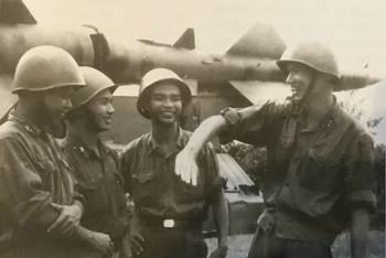 Kíp trắc thủ tiểu đoàn tên lửa 57, ảnh chụp đầu năm 1973. Ảnh tư liệu