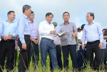 Đoàn công tác kiểm tra tình hình sạt lở ở Tiền Giang.