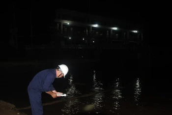 Đo độ mặn trên sông Tiền thuộc huyện Chợ Gạo (Tiền Giang).