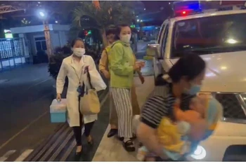 Tổ Cảnh sát giao thông cao tốc dùng xe đặc chủng đưa bệnh nhi đi cấp cứu tại bệnh viện.