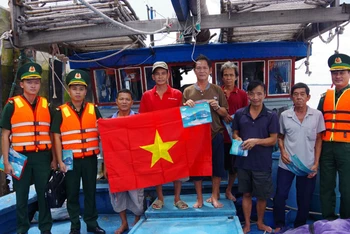 Đội Vận động quần chúng tuyên truyền phòng chống khai thác IUU và tặng cờ cho ngư dân vươn khơi bám biển.