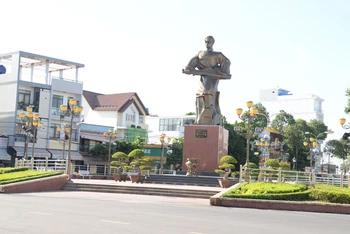 Tượng đài Anh hùng dân tộc Trương Định tại thành phố Gò Công (Tiền Giang).