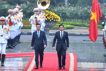 Chủ tịch nước Võ Văn Thưởng và Tổng thống Philippines Ferdinand Romualdez Marcos Jr. duyệt Đội danh dự Quân đội nhân dân Việt Nam tại lễ đón.