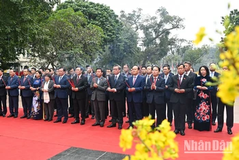 Chủ tịch Quốc hội Vương Đình Huệ và các đại biểu dâng hương trước Tượng đài Vua Lý Thái Tổ.