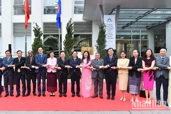 Bộ trưởng Ngoại giao Bùi Thanh Sơn và Tổng Thư ký ASEAN Kao Kim Hourn cùng các đại biểu tại Lễ cắt băng khánh thành Quảng trường ASEAN trong khuôn viên Học viện Ngoại giao.