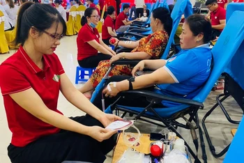 Chương trình hiến máu tình nguyện “Giọt hồng xứ Nghệ” lần thứ X thu hút gần 1.500 tình nguyện viên là cán bộ, công chức, viên chức, đoàn viên thanh niên của các cơ quan, đơn vị, các tổ chức đoàn thể và nhân dân ở thành phố Vinh.