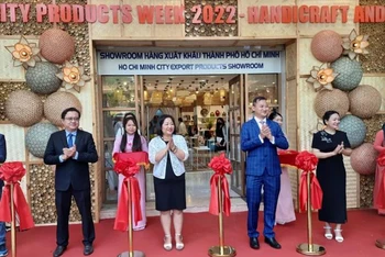 Cắt băng khai mạc Tuần lễ.