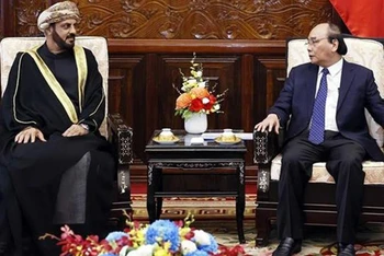 Chủ tịch nước Nguyễn Xuân Phúc tiếp Đại sứ Oman Saleh Mohamed Ahmed Al Suqri. (Ảnh: Thống Nhất/TTXVN)