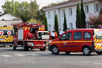 Lính cứu hỏa được triển khai tại hiện trường vụ nổ nhà máy công nghiệp Manuco ở thành phố Bergerac, miền đông nam Pháp. (Ảnh: AFP/TTXVN)