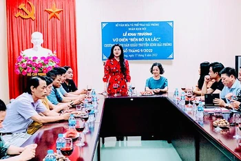 Quang cảnh khai trương vở diễn “Bến bờ xa lắc” sáng 17/8.