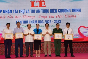 Trao danh hiệu "Sen vàng nhân ái xứ Nghệ tiêu biểu" cho các tập thể và cá nhân. (Ảnh: Thu Hương)