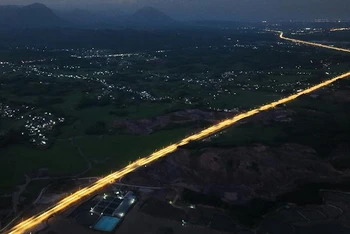 Hệ thống điện chiếu sáng trên tuyến cao tốc Vân Đồn-Móng Cái vận hành thử nghiệm tối ngày 29/8. (Ảnh: ĐỖ PHƯƠNG)