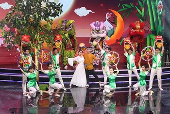 Các em thiếu niên, nhi đồng xem một tiết mục múa.