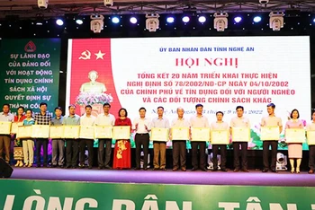 Tặng Bằng khen cho các tập thể và cá nhân có thành tích xuất sắc trong hoạt động tín dụng chính sách. 