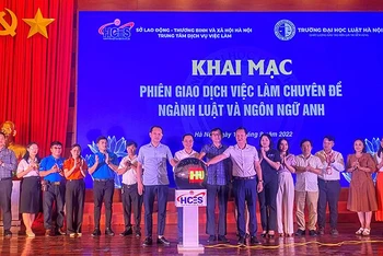 Khai mạc Phiên giao dịch việc làm chuyên đề ngành luật và ngôn ngữ Anh với sự tham dự của lãnh đạo Trung tâm Dịch vụ việc làm Hà Nội và Trường Đại học Luật Hà Nội.