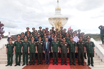 Hai Bộ trưởng Quốc phòng chụp ảnh lưu niệm cùng các thành viên trong đoàn.