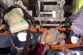 Lực lượng cứu hộ nỗ lực đưa nam công nhân lên từ hố sâu 7m.