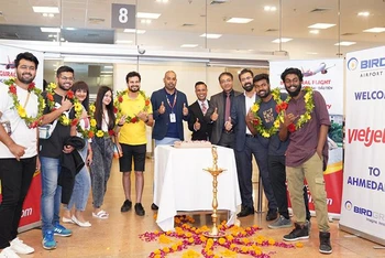 Du khách bay Vietjet từ Ahmedabad (Ấn Độ) đến Việt Nam.
