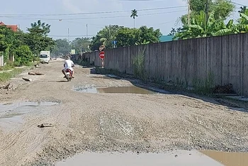 Đường tỉnh 315 thi công dang dở khiến mặt đường xuống cấp nghiêm trọng.