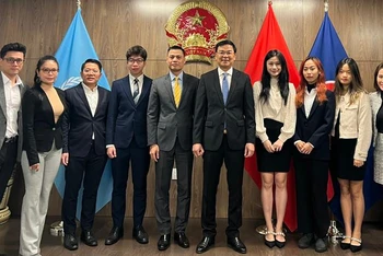 Thứ trưởng Ngoại giao Phạm Quang Hiệu và Đoàn công tác làm việc với đại diện Hội Thanh niên, Sinh viên Việt Nam tại New York.