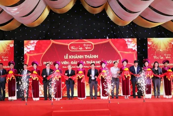 Các đại biểu cắt băng khánh thành công trình tâm linh hỏa táng Phúc lạc viên Huế.