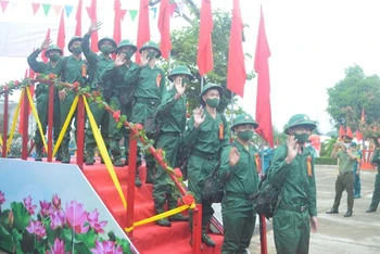 Thanh niên Quảng Ngãi nô nức lên đường nhập ngũ.