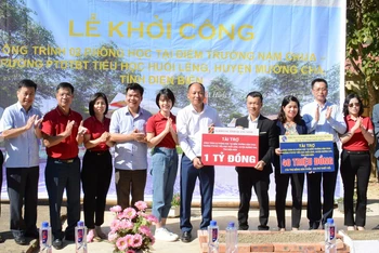 Lãnh đạo Sở Xây dựng tỉnh Điện Biên cùng lãnh đạo Ngân hàng Nông nghiệp và Phát triển nông thôn tỉnh Quảng Ninh trao kinh phí xây dựng điểm trường Nậm Chua.